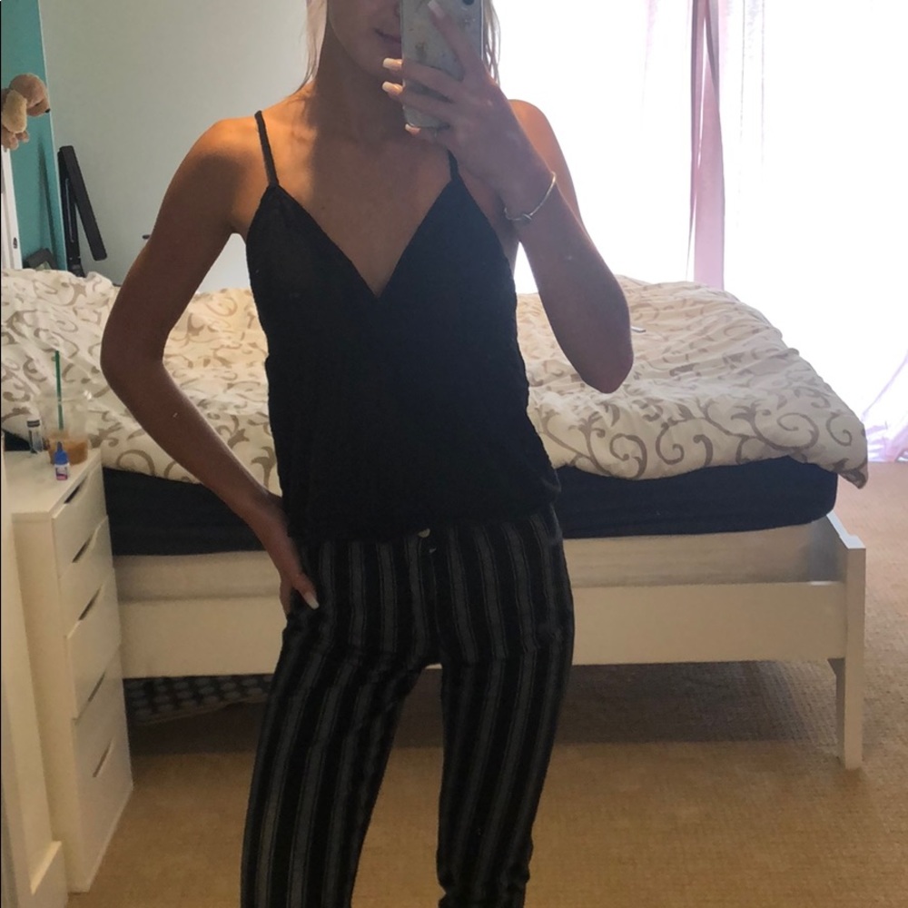 Selling a cute black top